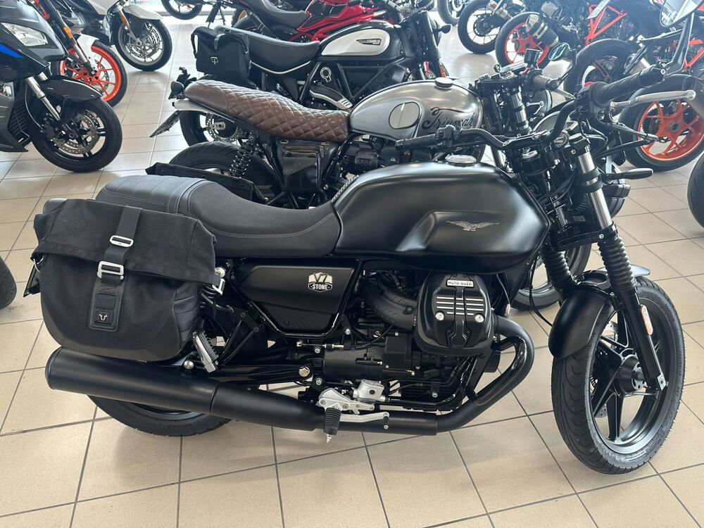 Moto Guzzi V7 Stone (2021 - 24) (2)