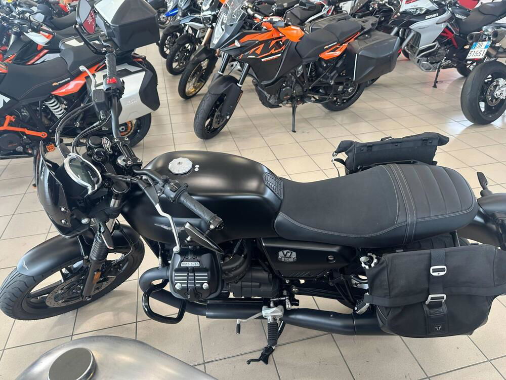 Moto Guzzi V7 Stone (2021 - 24) (3)