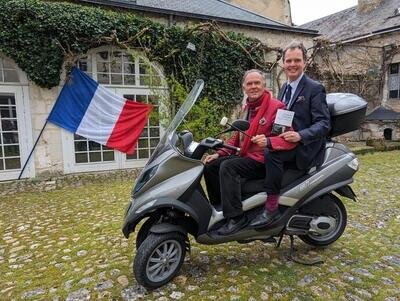 Venduto (a una cifra folle) lo scooter con cui Fran&ccedil;ois Hollande andava dall&#039;amante