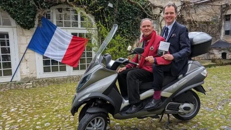 Venduto (a una cifra folle) lo scooter con cui Fran&ccedil;ois Hollande andava dall'amante