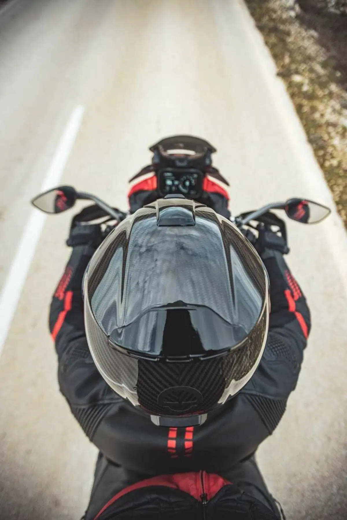 Come può un casco costare 1.500 euro? Vi sveliamo i segreti dello Schuberth C5 Carbon (9)