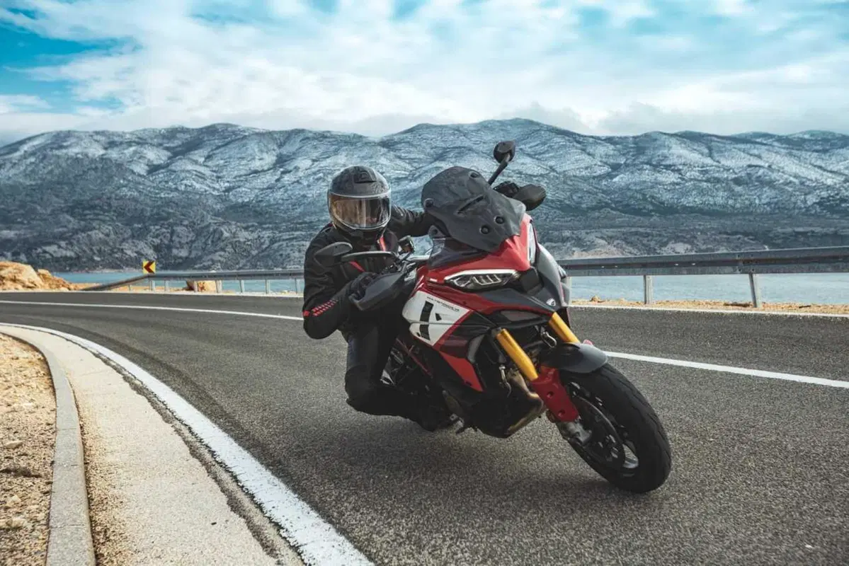 Come può un casco costare 1.500 euro? Vi sveliamo i segreti dello Schuberth C5 Carbon (19)