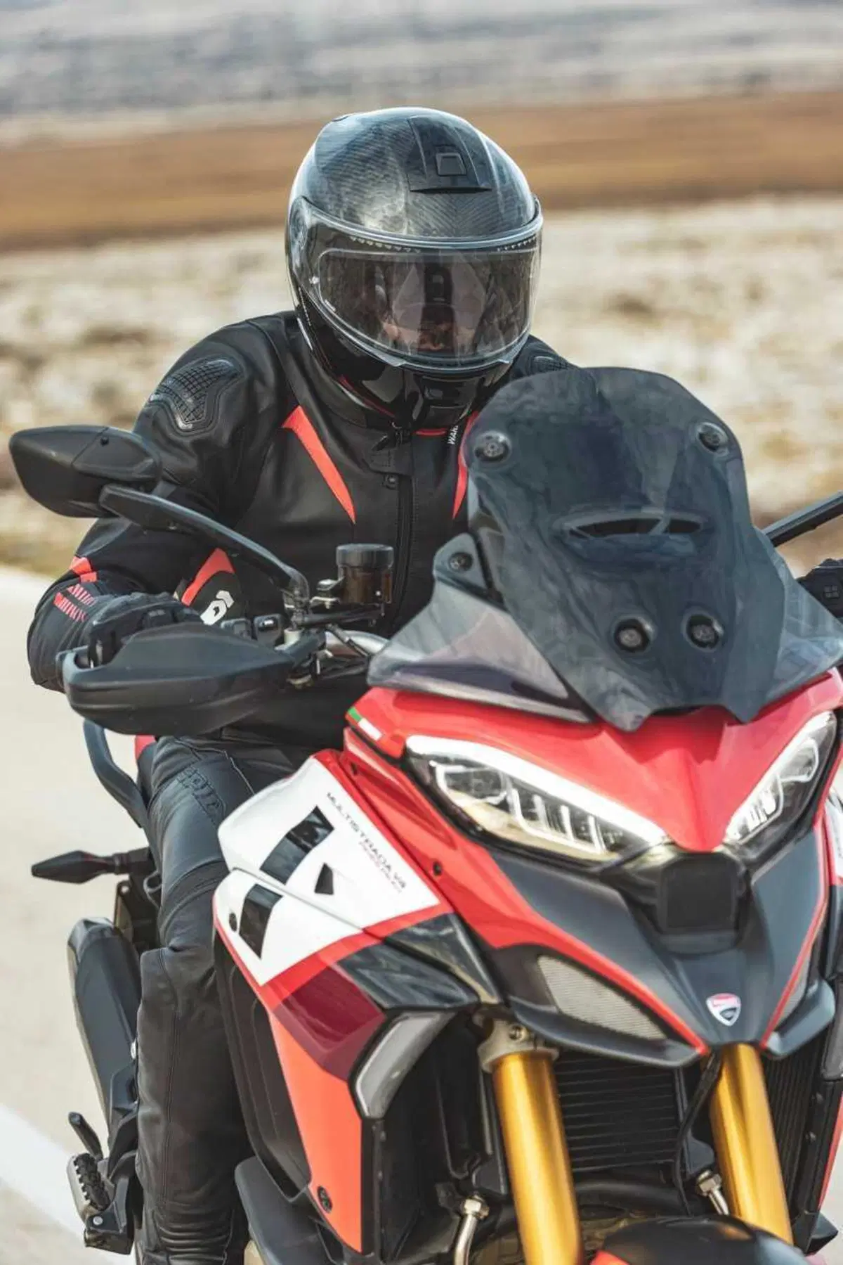 Come può un casco costare 1.500 euro? Vi sveliamo i segreti dello Schuberth C5 Carbon (20)