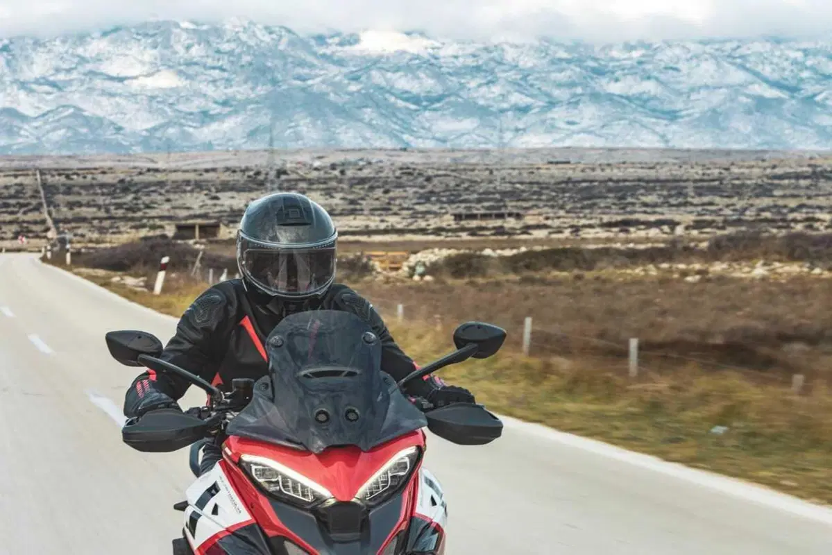 Come può un casco costare 1.500 euro? Vi sveliamo i segreti dello Schuberth C5 Carbon (23)