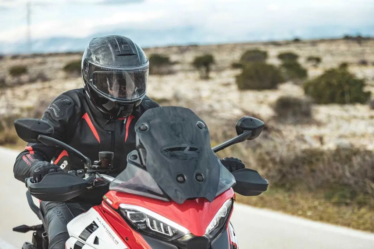 Come può un casco costare 1.500 euro? Vi sveliamo i segreti dello Schuberth C5 Carbon (24)