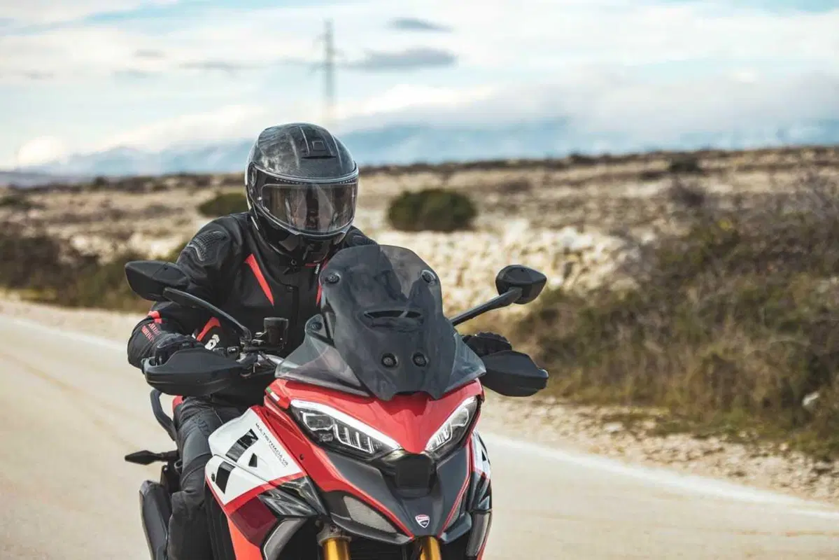 Come può un casco costare 1.500 euro? Vi sveliamo i segreti dello Schuberth C5 Carbon (25)