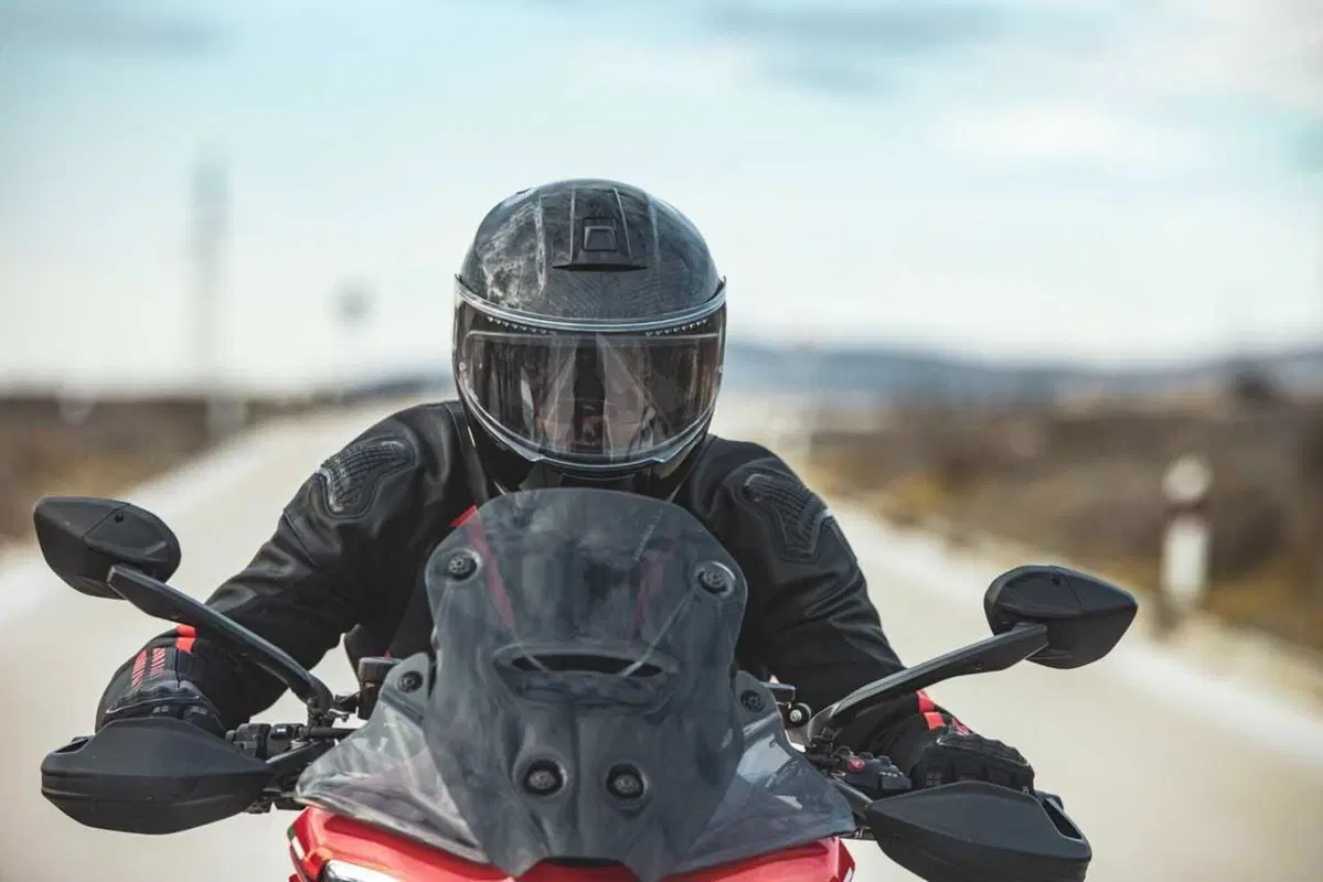 Come può un casco costare 1.500 euro? Vi sveliamo i segreti dello Schuberth C5 Carbon (26)