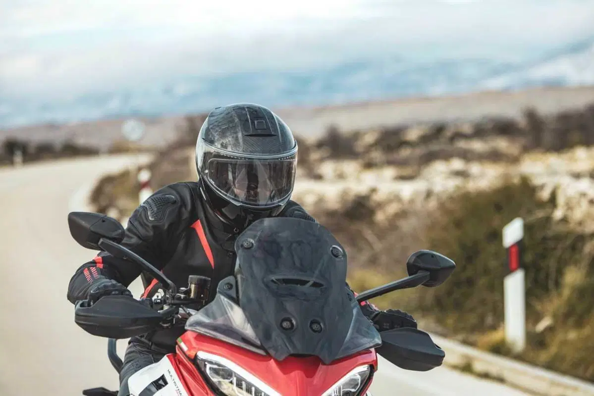 Come può un casco costare 1.500 euro? Vi sveliamo i segreti dello Schuberth C5 Carbon (27)