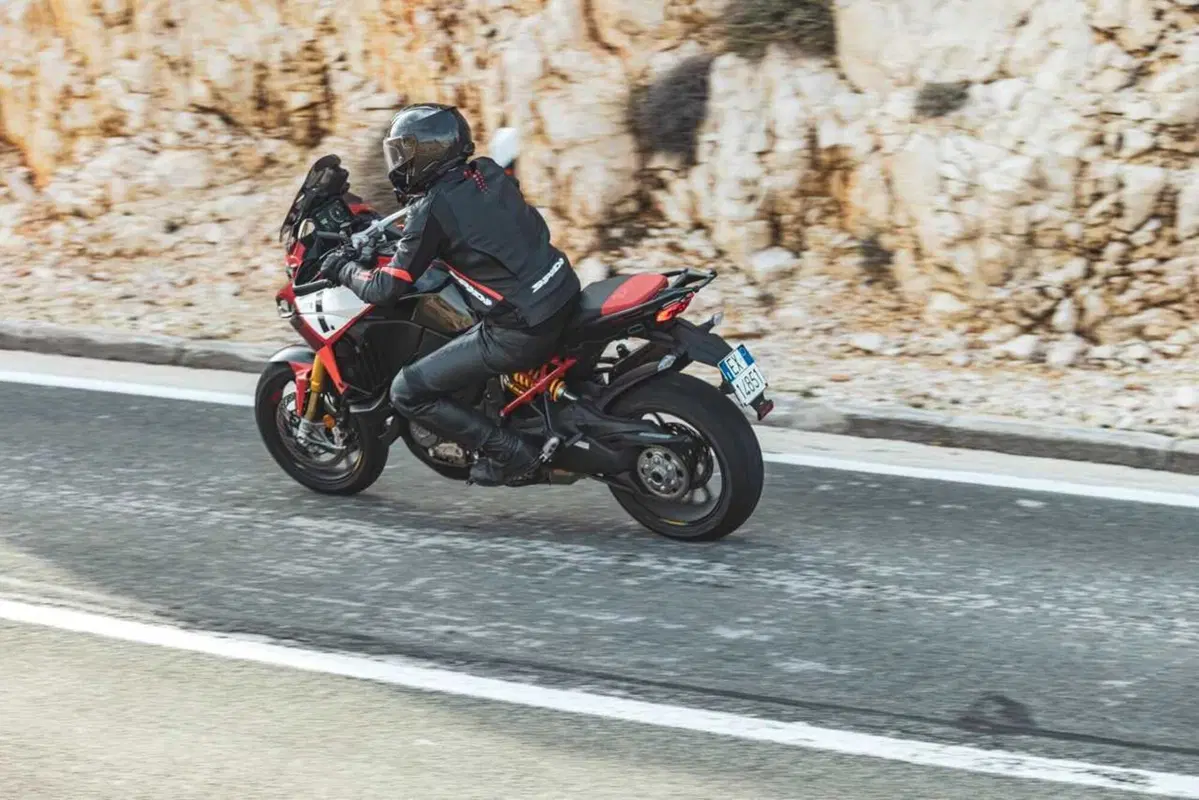 Come può un casco costare 1.500 euro? Vi sveliamo i segreti dello Schuberth C5 Carbon (28)