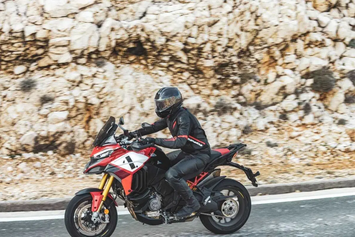 Come può un casco costare 1.500 euro? Vi sveliamo i segreti dello Schuberth C5 Carbon (29)