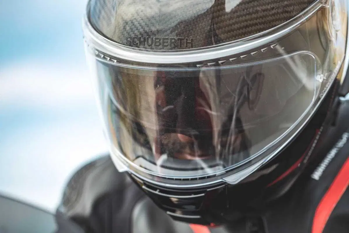 Come può un casco costare 1.500 euro? Vi sveliamo i segreti dello Schuberth C5 Carbon (30)