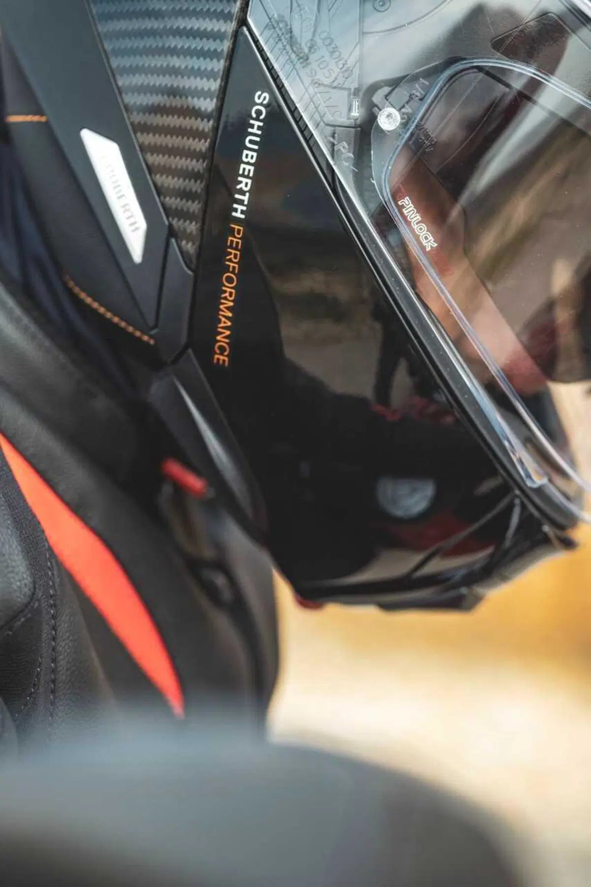 Come può un casco costare 1.500 euro? Vi sveliamo i segreti dello Schuberth C5 Carbon (31)