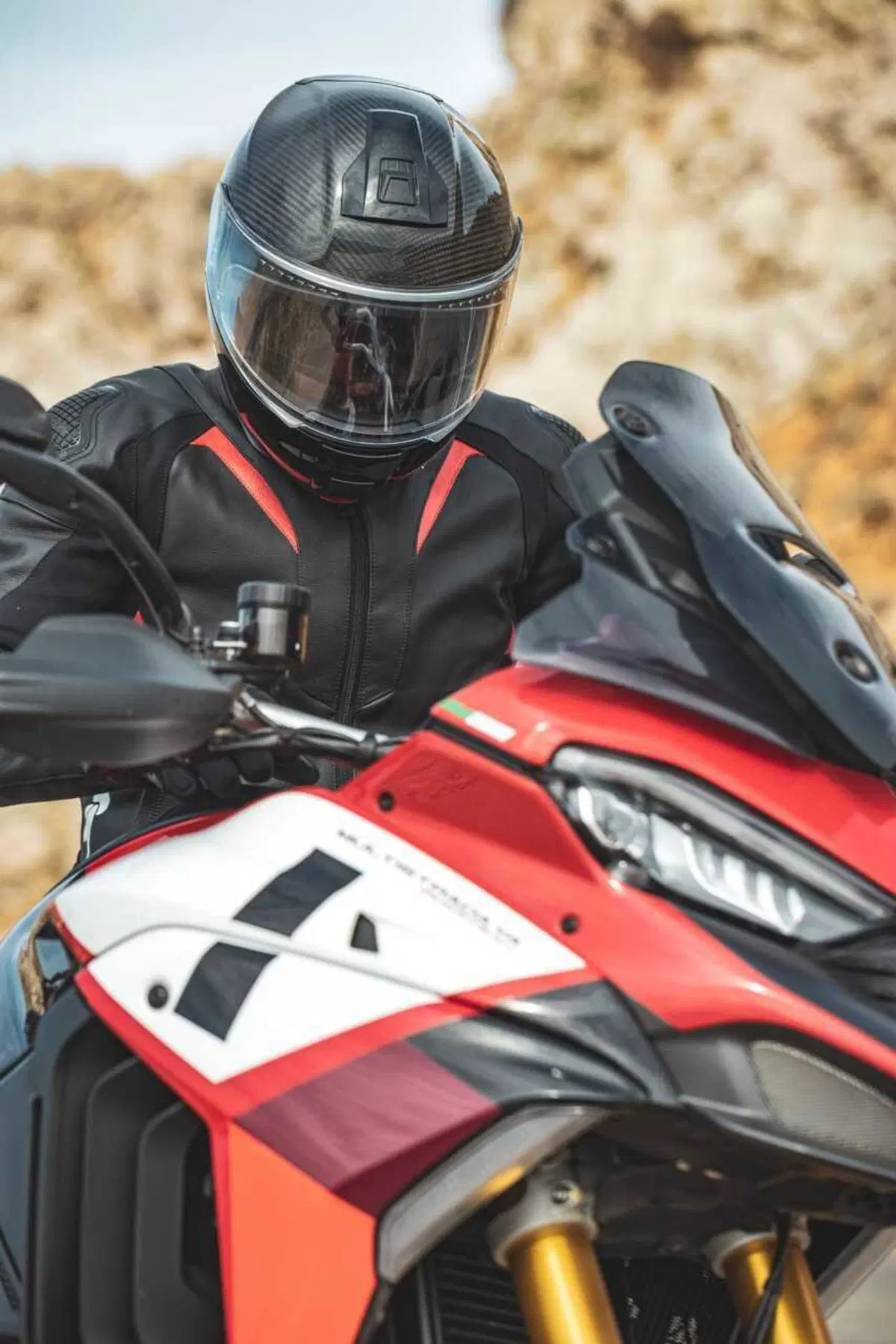 Come può un casco costare 1.500 euro? Vi sveliamo i segreti dello Schuberth C5 Carbon (34)