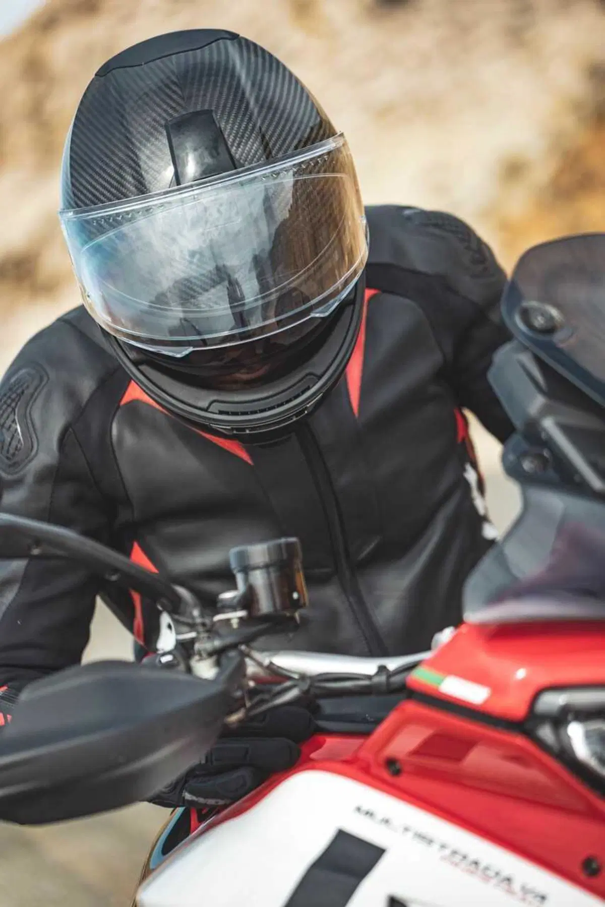 Come può un casco costare 1.500 euro? Vi sveliamo i segreti dello Schuberth C5 Carbon (35)