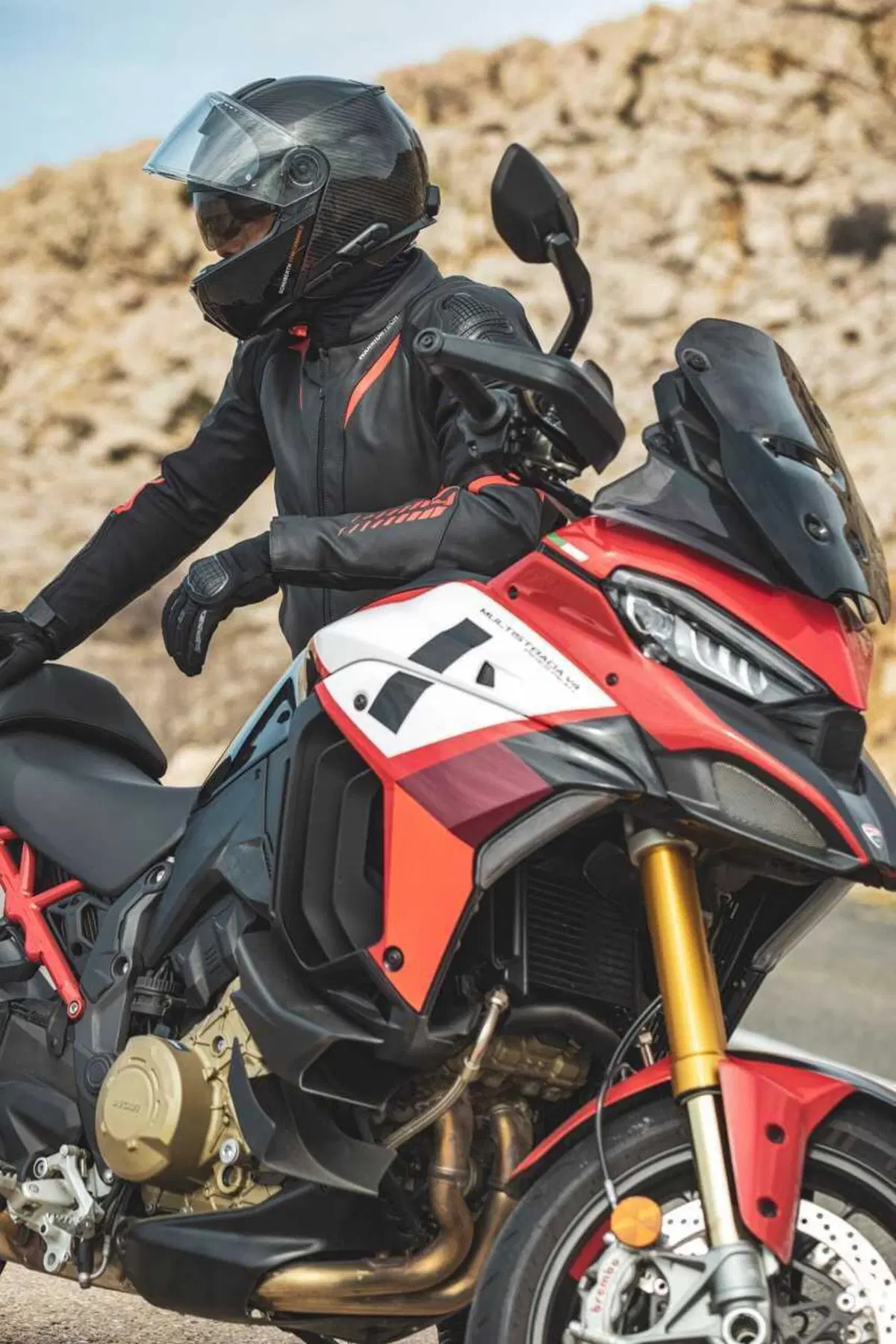 Come può un casco costare 1.500 euro? Vi sveliamo i segreti dello Schuberth C5 Carbon (41)