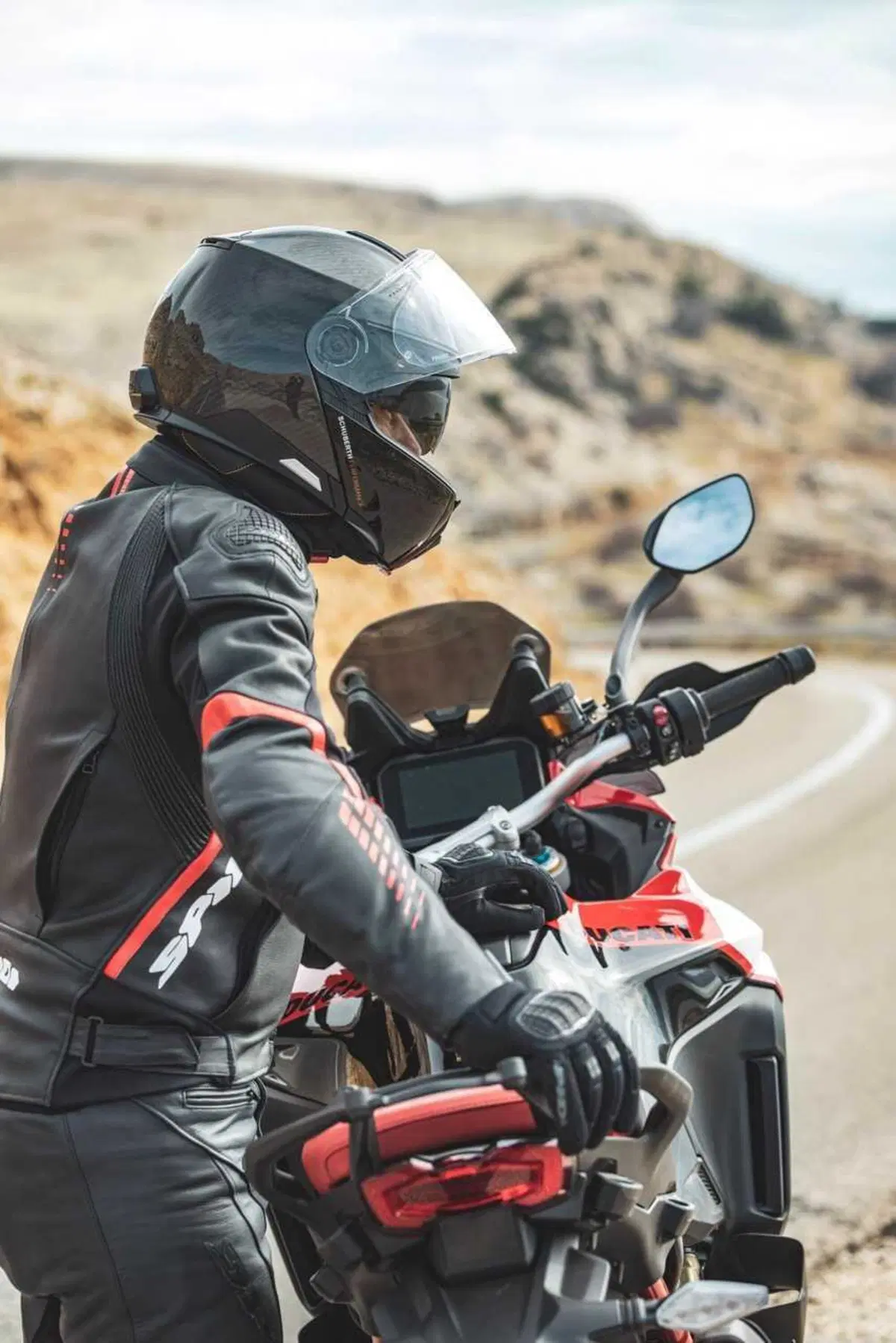 Come può un casco costare 1.500 euro? Vi sveliamo i segreti dello Schuberth C5 Carbon (42)