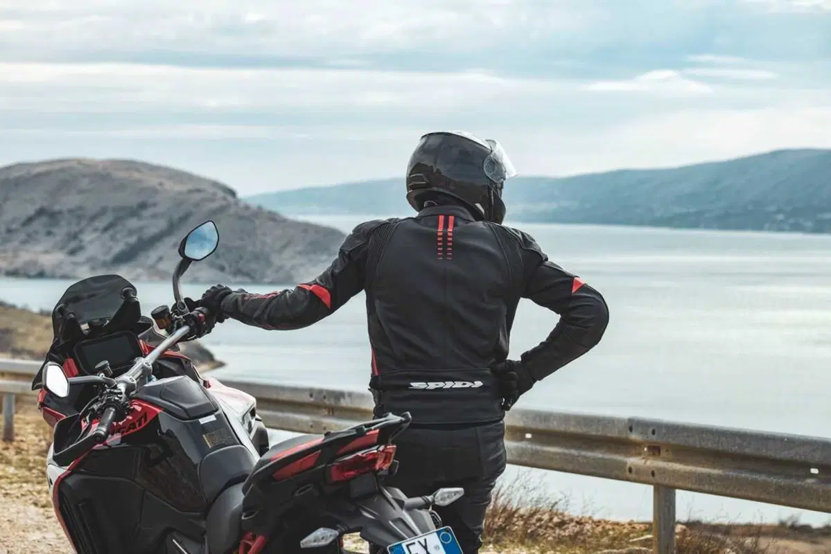 Come può un casco costare 1.500 euro? Vi sveliamo i segreti dello Schuberth C5 Carbon (44)