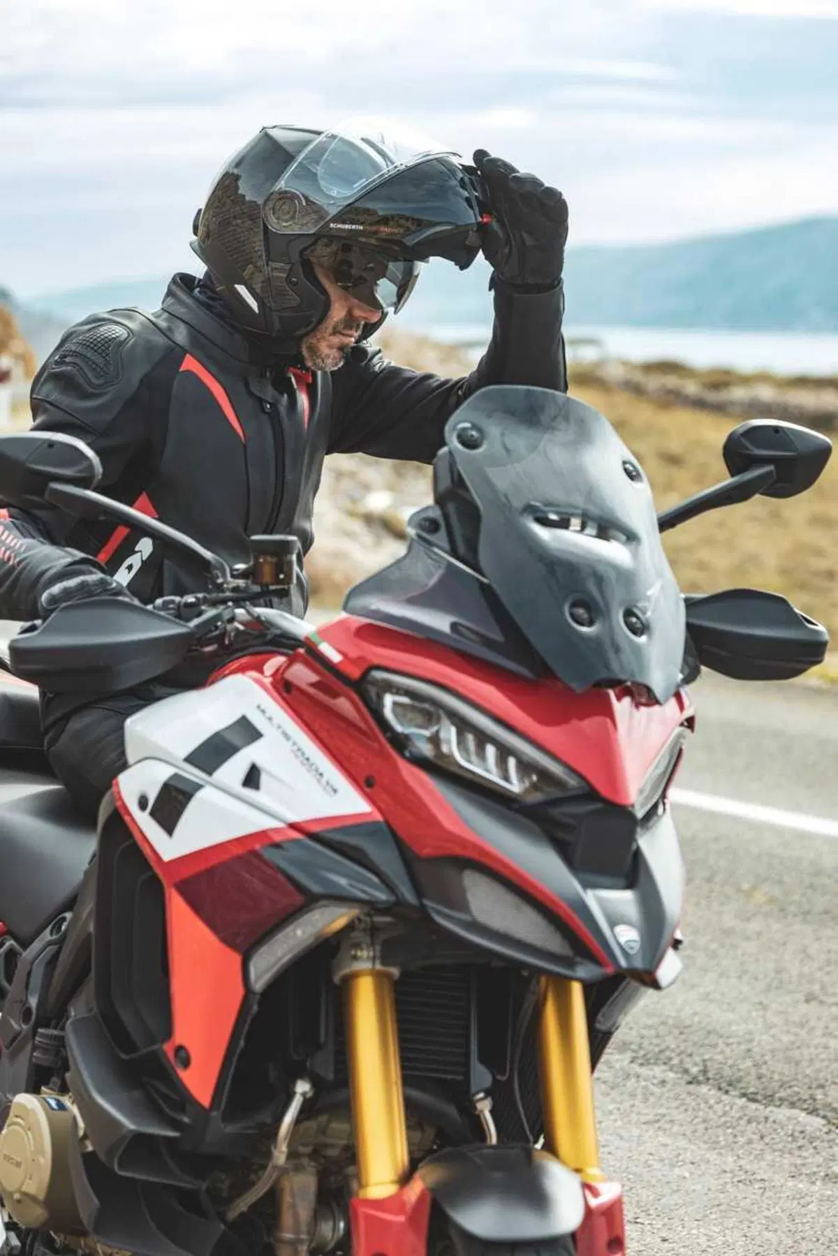 Come può un casco costare 1.500 euro? Vi sveliamo i segreti dello Schuberth C5 Carbon (46)