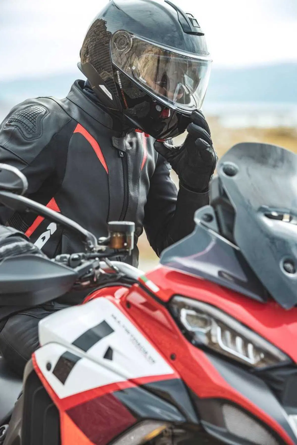 Come può un casco costare 1.500 euro? Vi sveliamo i segreti dello Schuberth C5 Carbon (47)