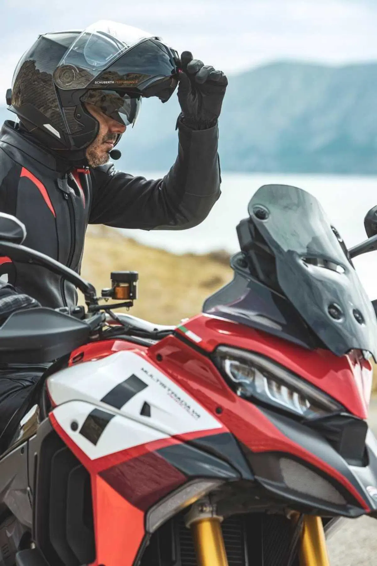 Come può un casco costare 1.500 euro? Vi sveliamo i segreti dello Schuberth C5 Carbon (48)