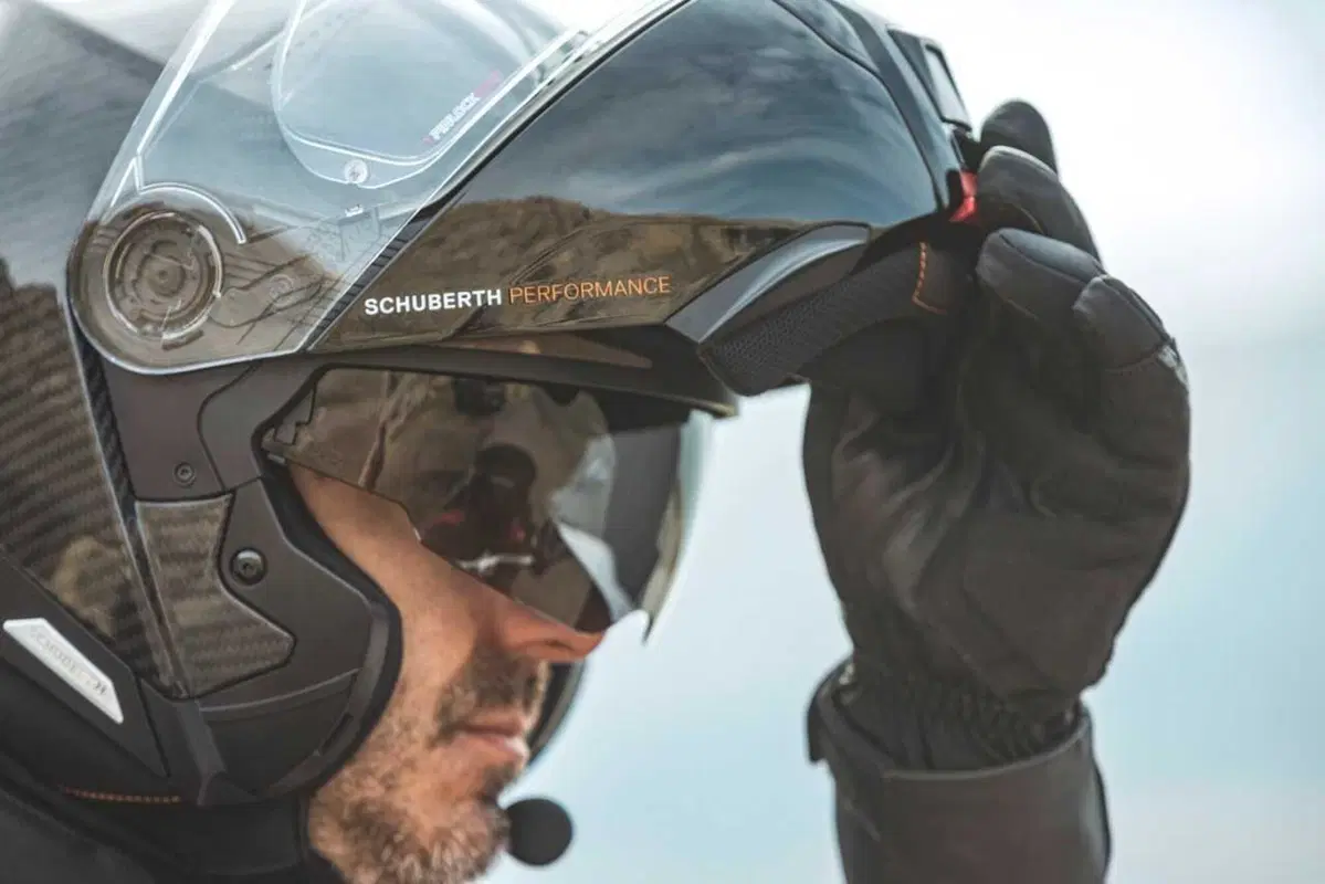 Come può un casco costare 1.500 euro? Vi sveliamo i segreti dello Schuberth C5 Carbon (51)
