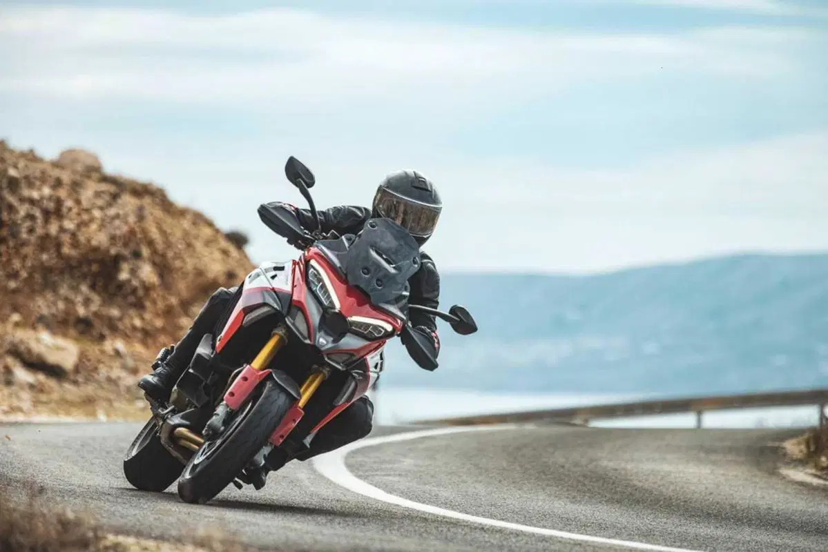 Come può un casco costare 1.500 euro? Vi sveliamo i segreti dello Schuberth C5 Carbon (57)