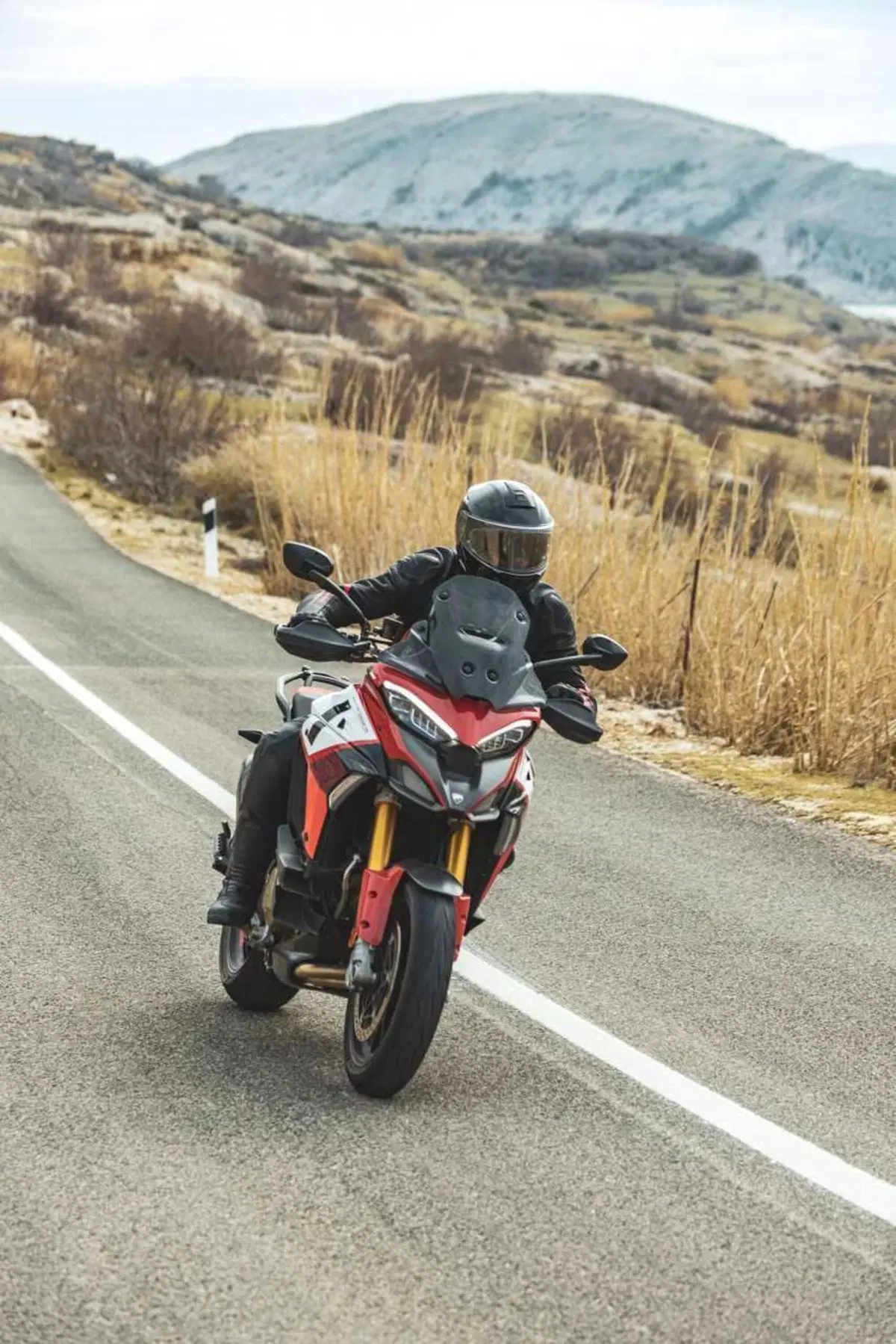 Come può un casco costare 1.500 euro? Vi sveliamo i segreti dello Schuberth C5 Carbon (59)