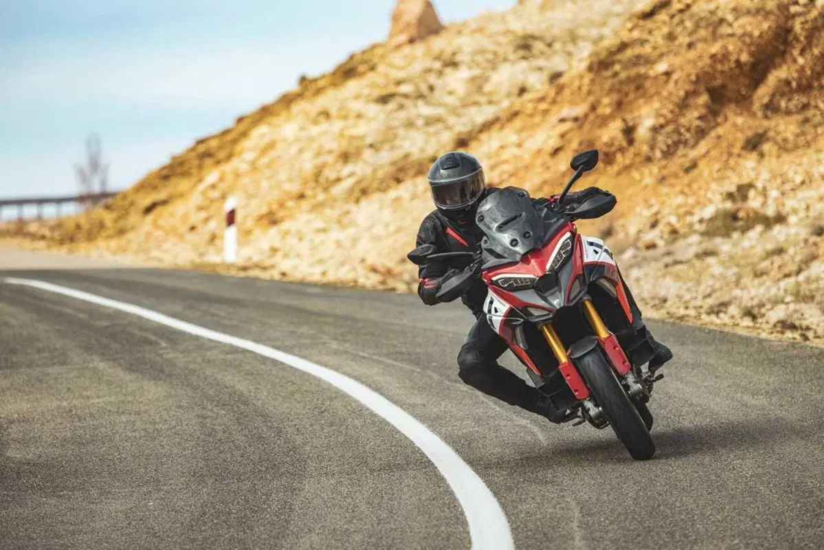 Come può un casco costare 1.500 euro? Vi sveliamo i segreti dello Schuberth C5 Carbon (61)