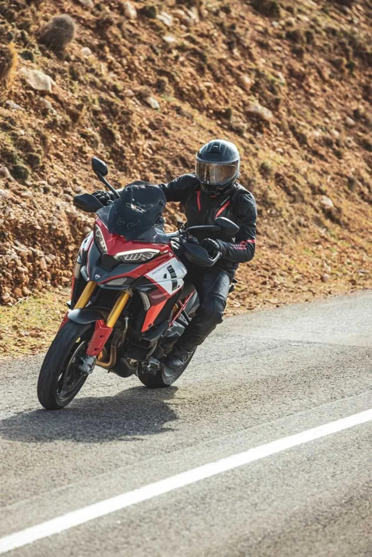 Come può un casco costare 1.500 euro? Vi sveliamo i segreti dello Schuberth C5 Carbon (68)