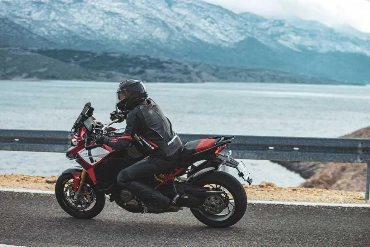 Come può un casco costare 1.500 euro? Vi sveliamo i segreti dello Schuberth C5 Carbon (73)
