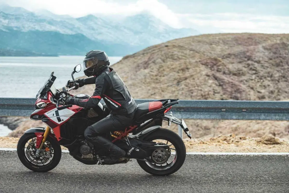 Come può un casco costare 1.500 euro? Vi sveliamo i segreti dello Schuberth C5 Carbon (74)