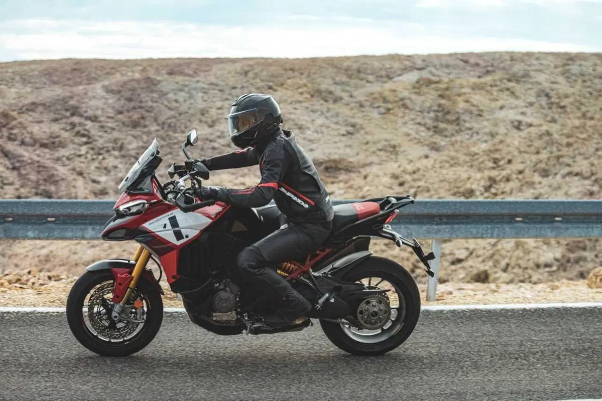 Come può un casco costare 1.500 euro? Vi sveliamo i segreti dello Schuberth C5 Carbon (75)