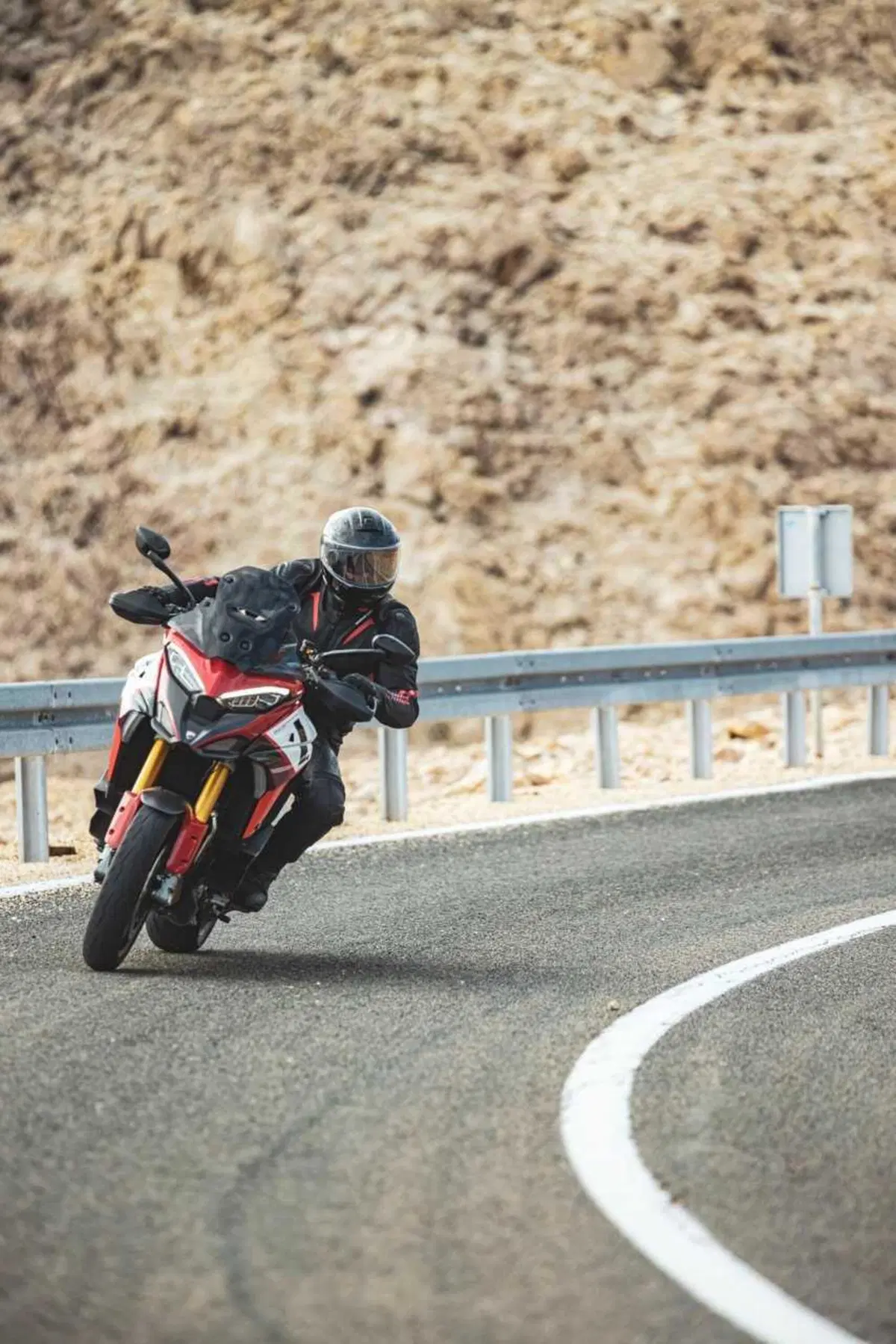 Come può un casco costare 1.500 euro? Vi sveliamo i segreti dello Schuberth C5 Carbon (76)