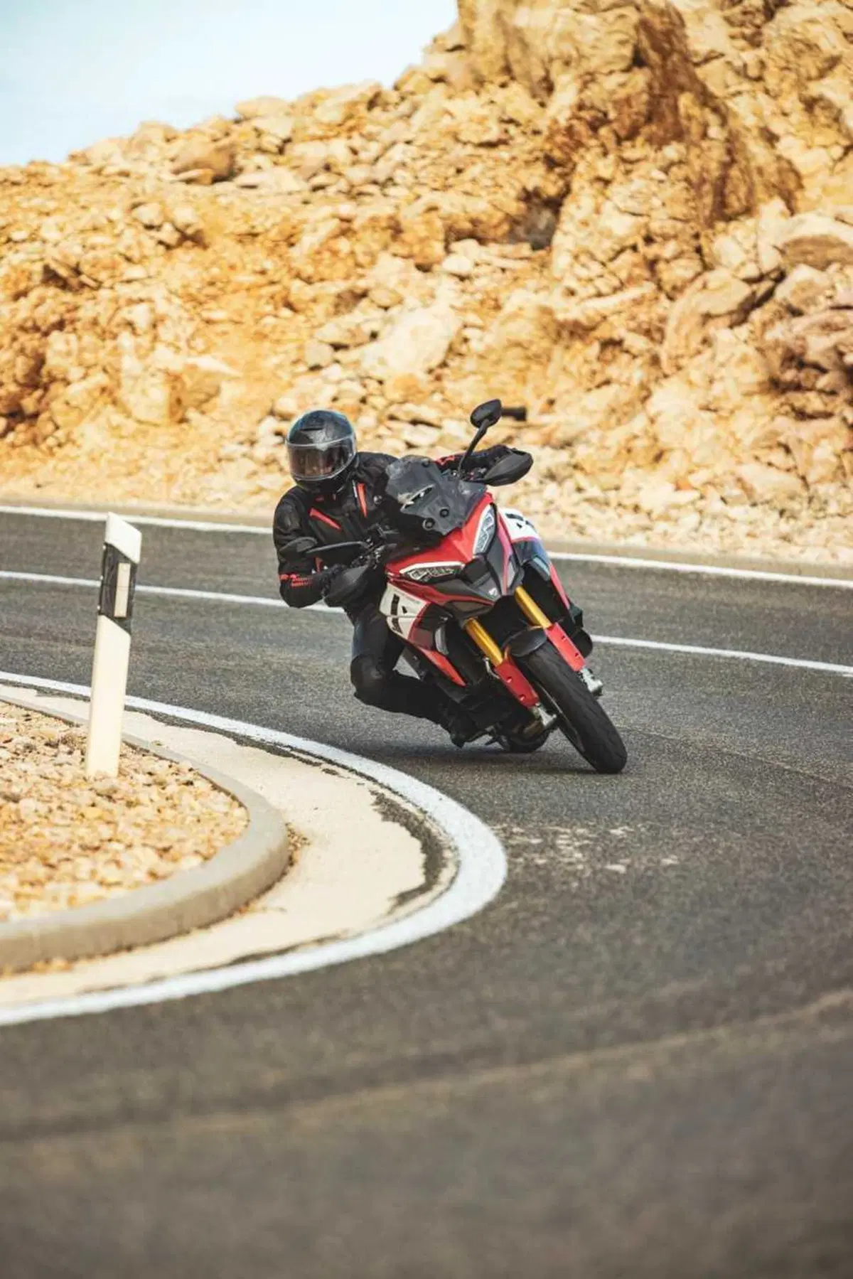 Come può un casco costare 1.500 euro? Vi sveliamo i segreti dello Schuberth C5 Carbon (77)
