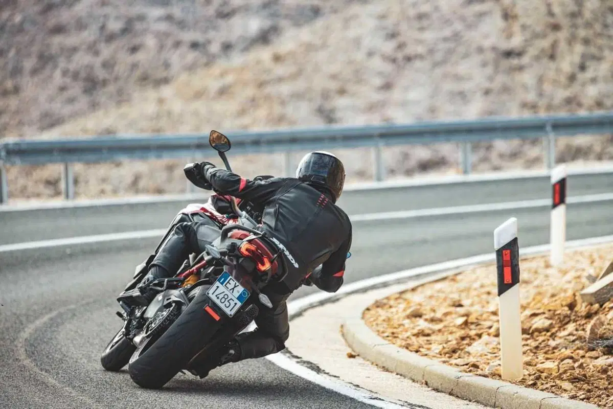 Come può un casco costare 1.500 euro? Vi sveliamo i segreti dello Schuberth C5 Carbon (78)