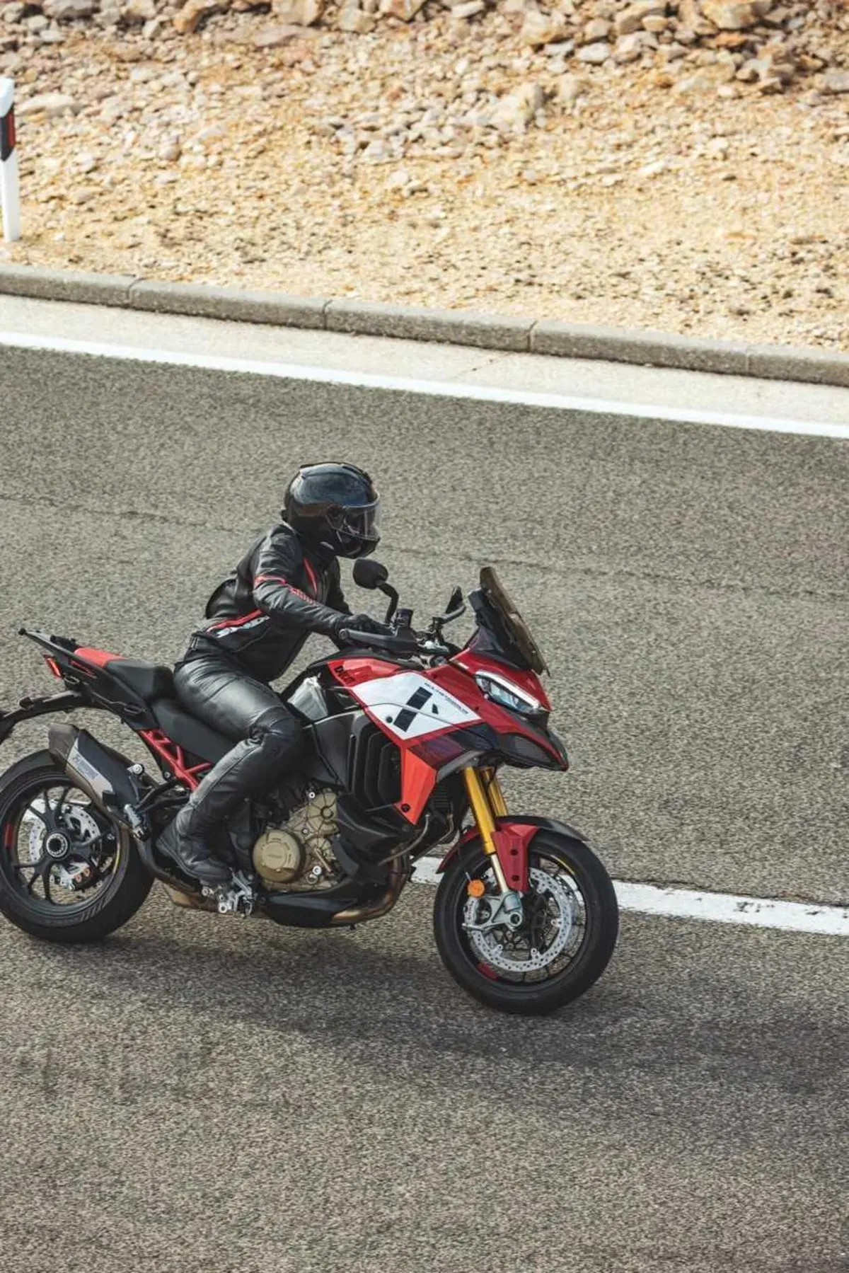Come può un casco costare 1.500 euro? Vi sveliamo i segreti dello Schuberth C5 Carbon (79)