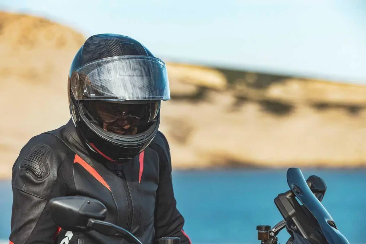 Come può un casco costare 1.500 euro? Vi sveliamo i segreti dello Schuberth C5 Carbon (82)