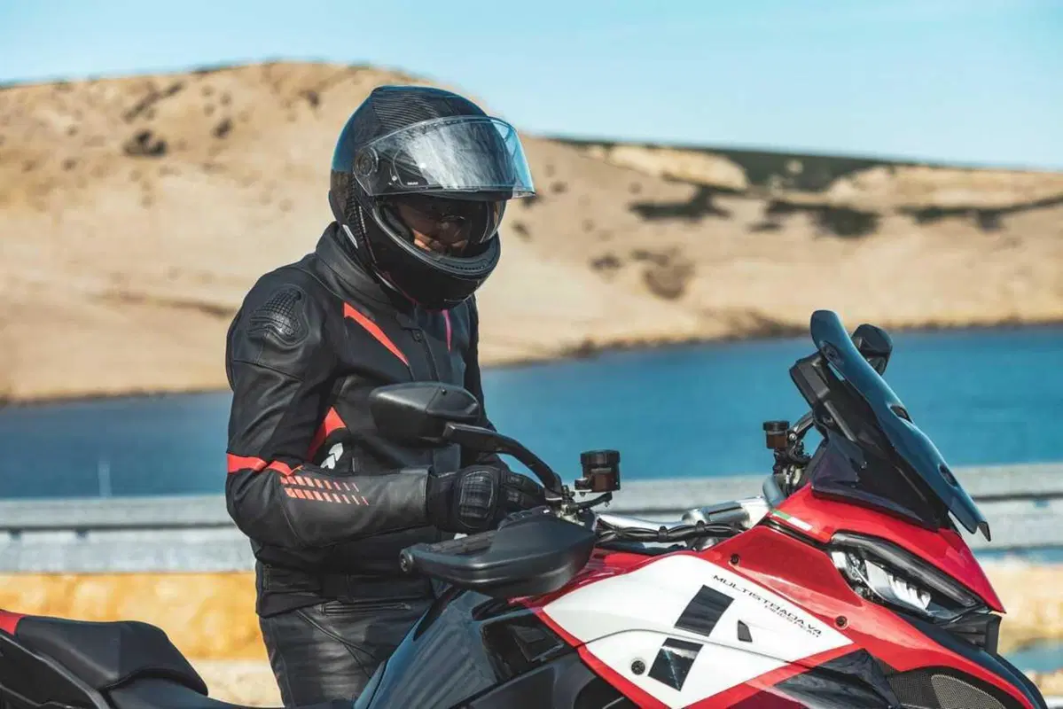 Come può un casco costare 1.500 euro? Vi sveliamo i segreti dello Schuberth C5 Carbon (83)