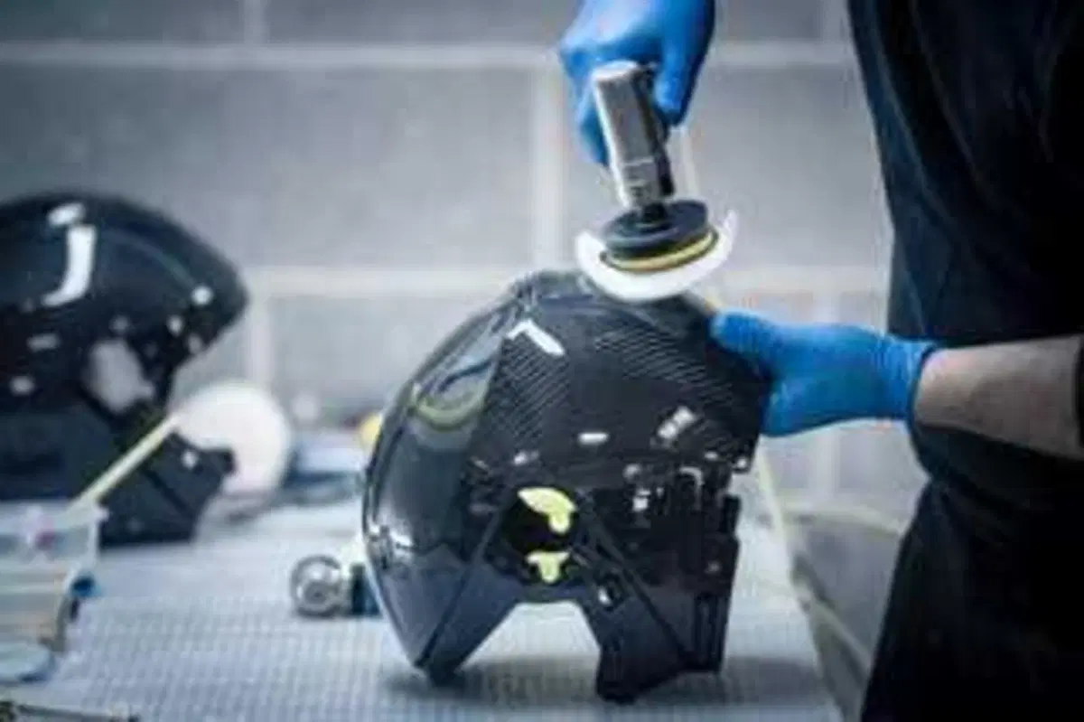 Come può un casco costare 1.500 euro? Vi sveliamo i segreti dello Schuberth C5 Carbon (14)