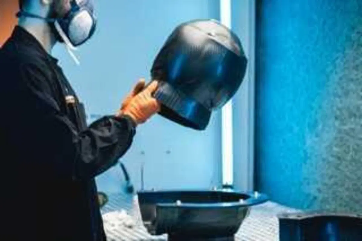 Come può un casco costare 1.500 euro? Vi sveliamo i segreti dello Schuberth C5 Carbon (18)