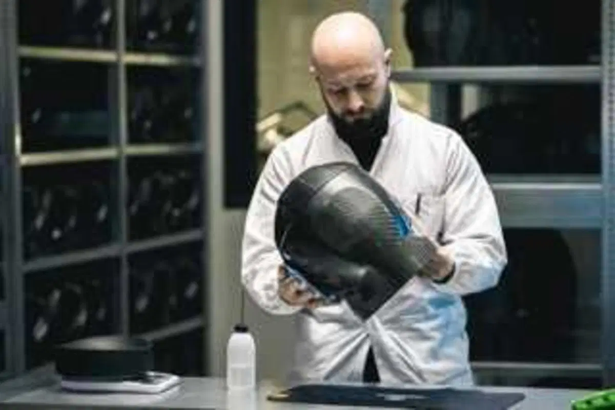 Come può un casco costare 1.500 euro? Vi sveliamo i segreti dello Schuberth C5 Carbon (24)