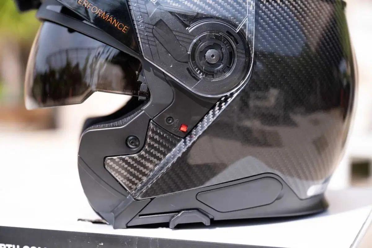 Come può un casco costare 1.500 euro? Vi sveliamo i segreti dello Schuberth C5 Carbon