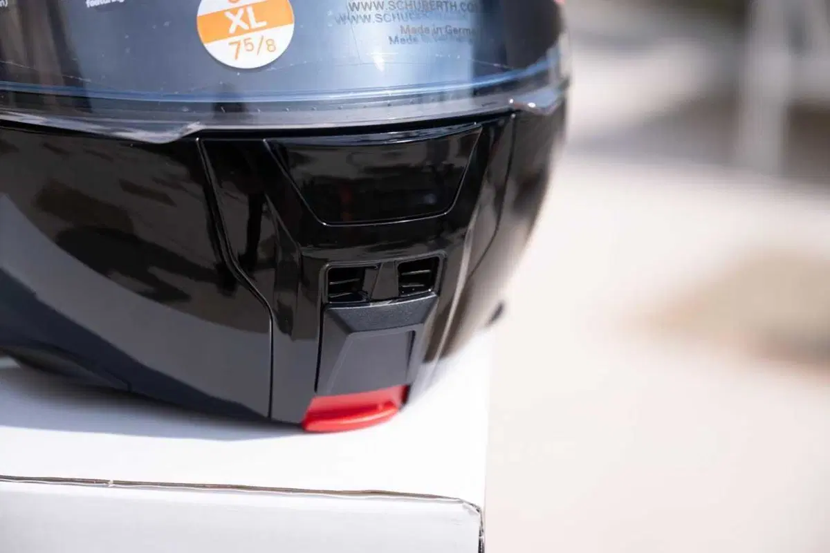 Come può un casco costare 1.500 euro? Vi sveliamo i segreti dello Schuberth C5 Carbon (2)