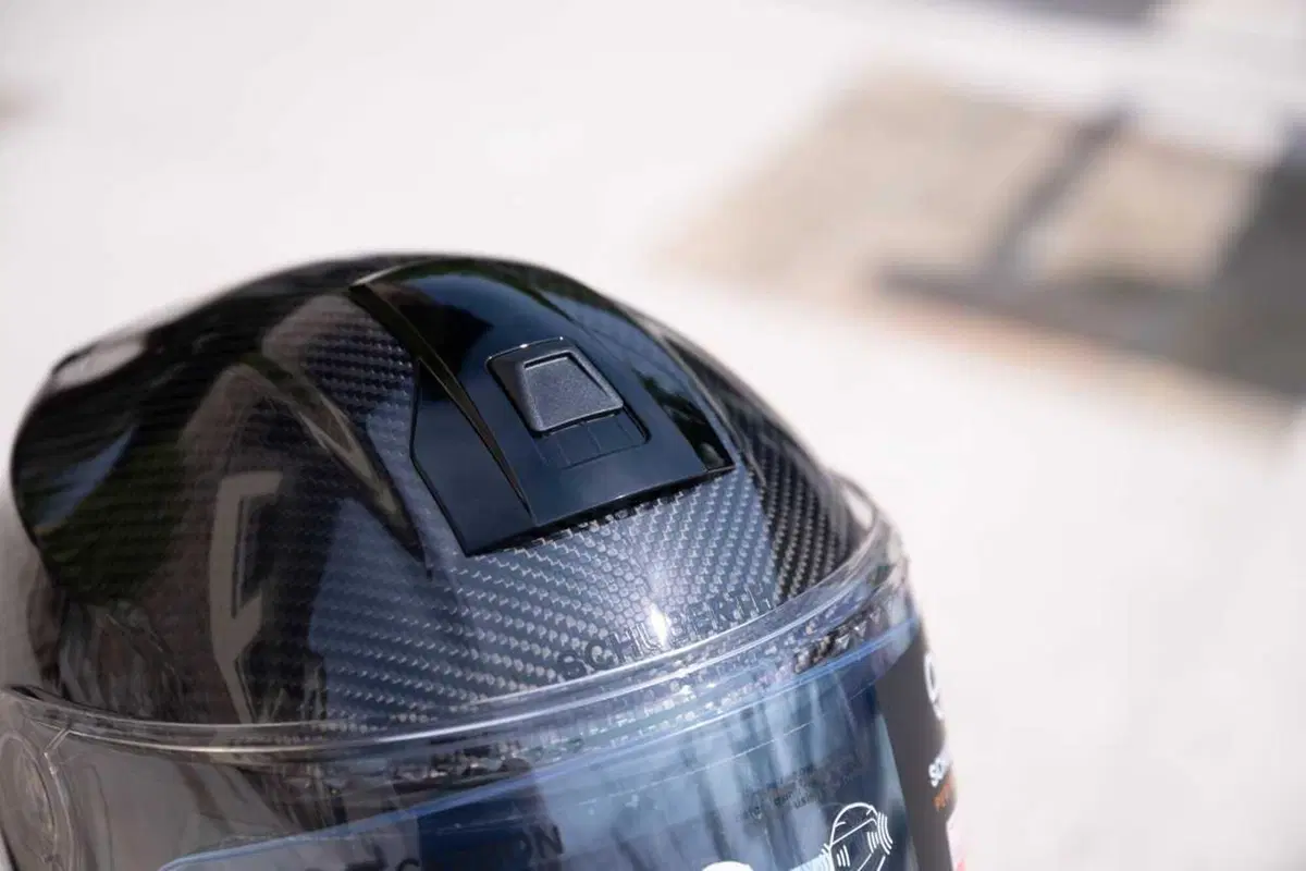 Come può un casco costare 1.500 euro? Vi sveliamo i segreti dello Schuberth C5 Carbon (5)