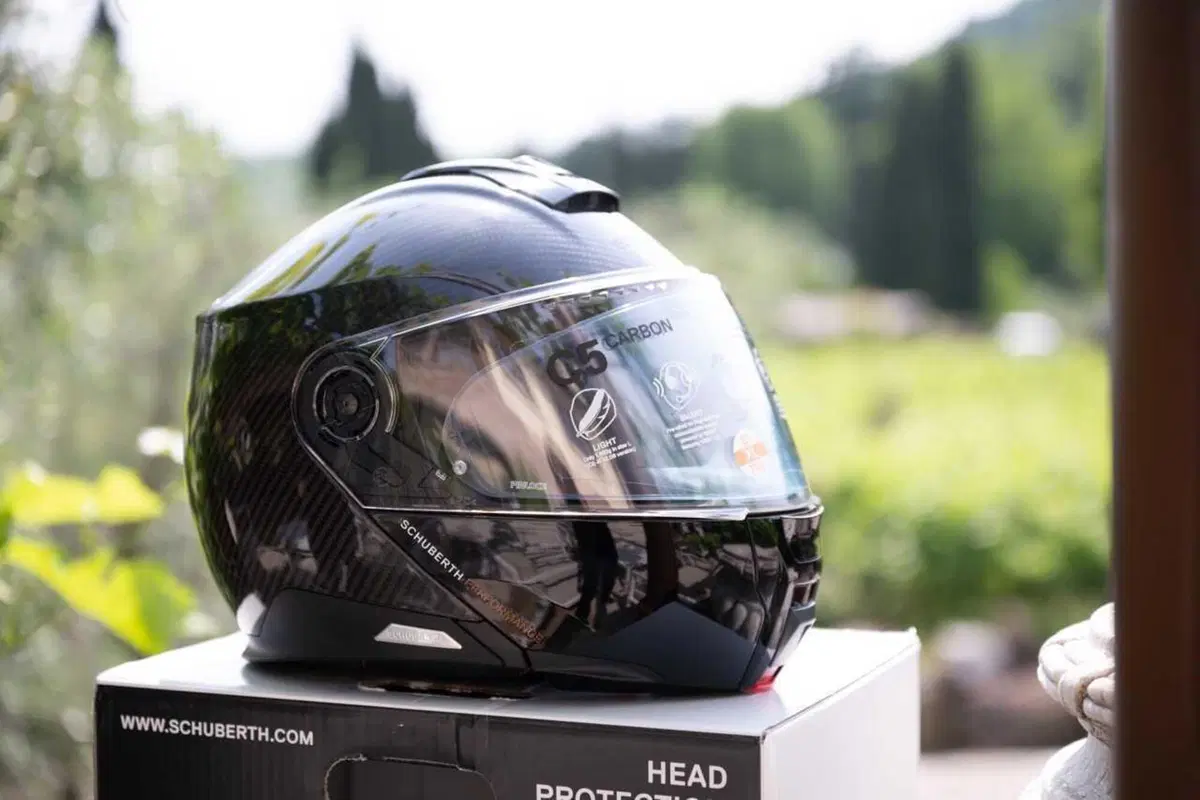 Come può un casco costare 1.500 euro? Vi sveliamo i segreti dello Schuberth C5 Carbon (3)