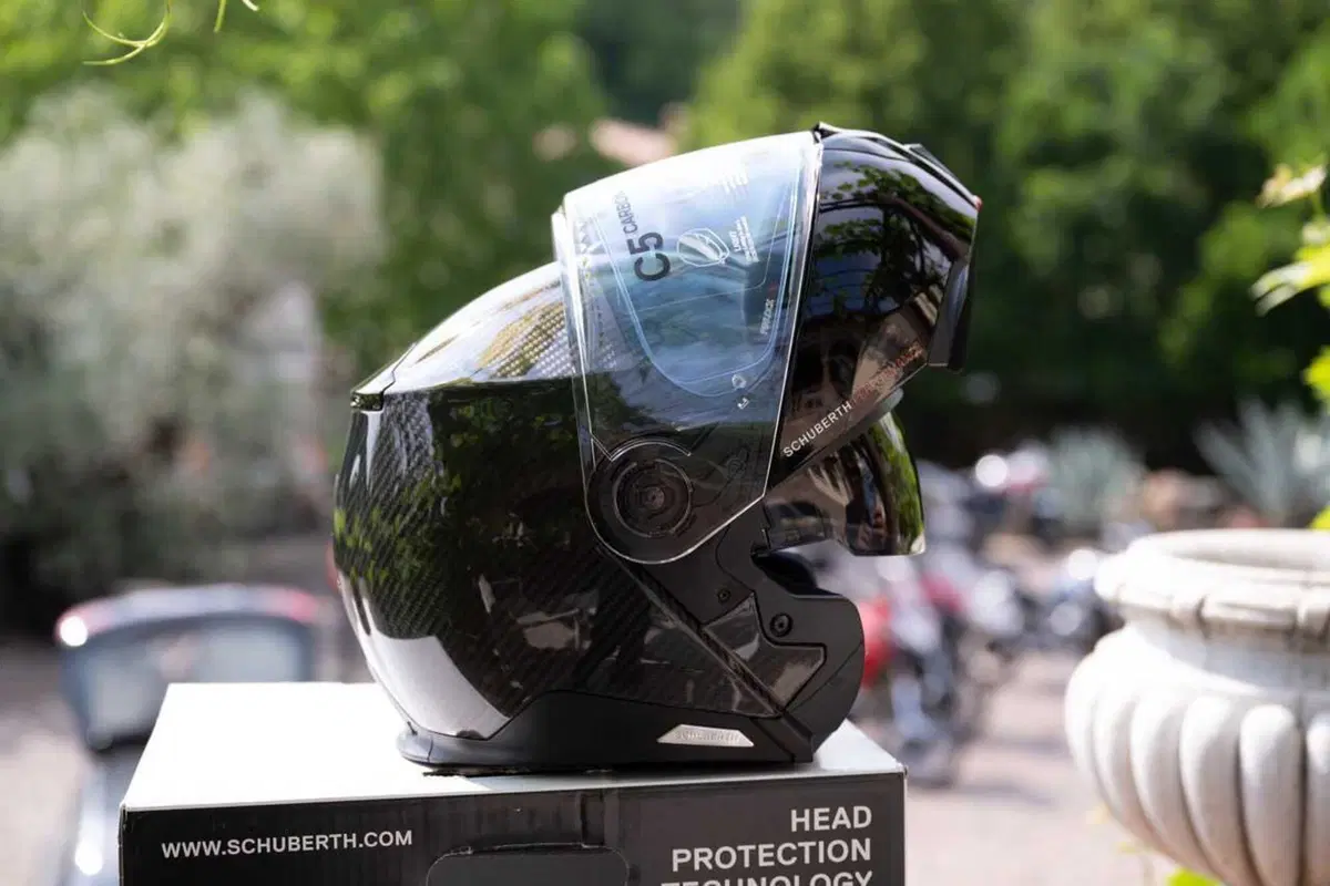 Come può un casco costare 1.500 euro? Vi sveliamo i segreti dello Schuberth C5 Carbon (4)