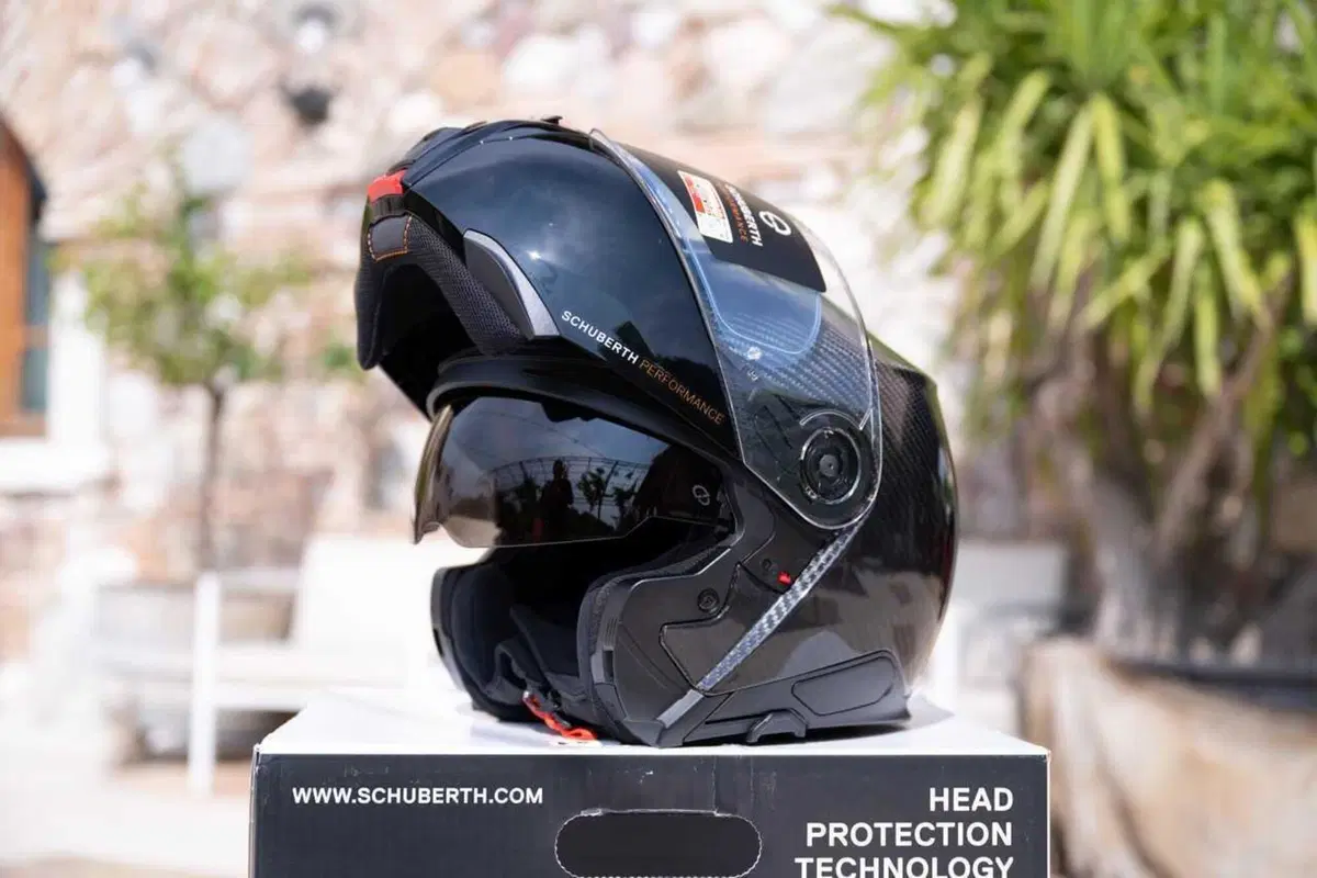 Come può un casco costare 1.500 euro? Vi sveliamo i segreti dello Schuberth C5 Carbon (7)