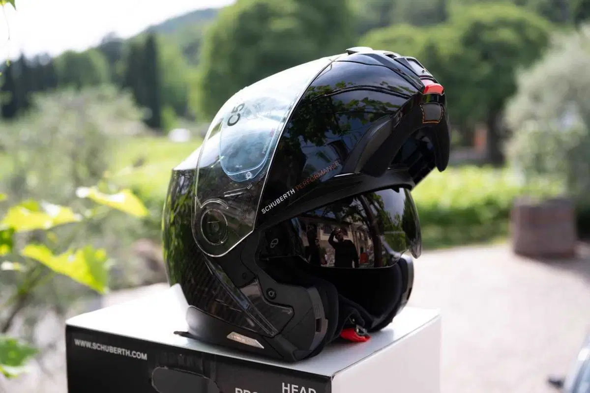 Come può un casco costare 1.500 euro? Vi sveliamo i segreti dello Schuberth C5 Carbon (8)