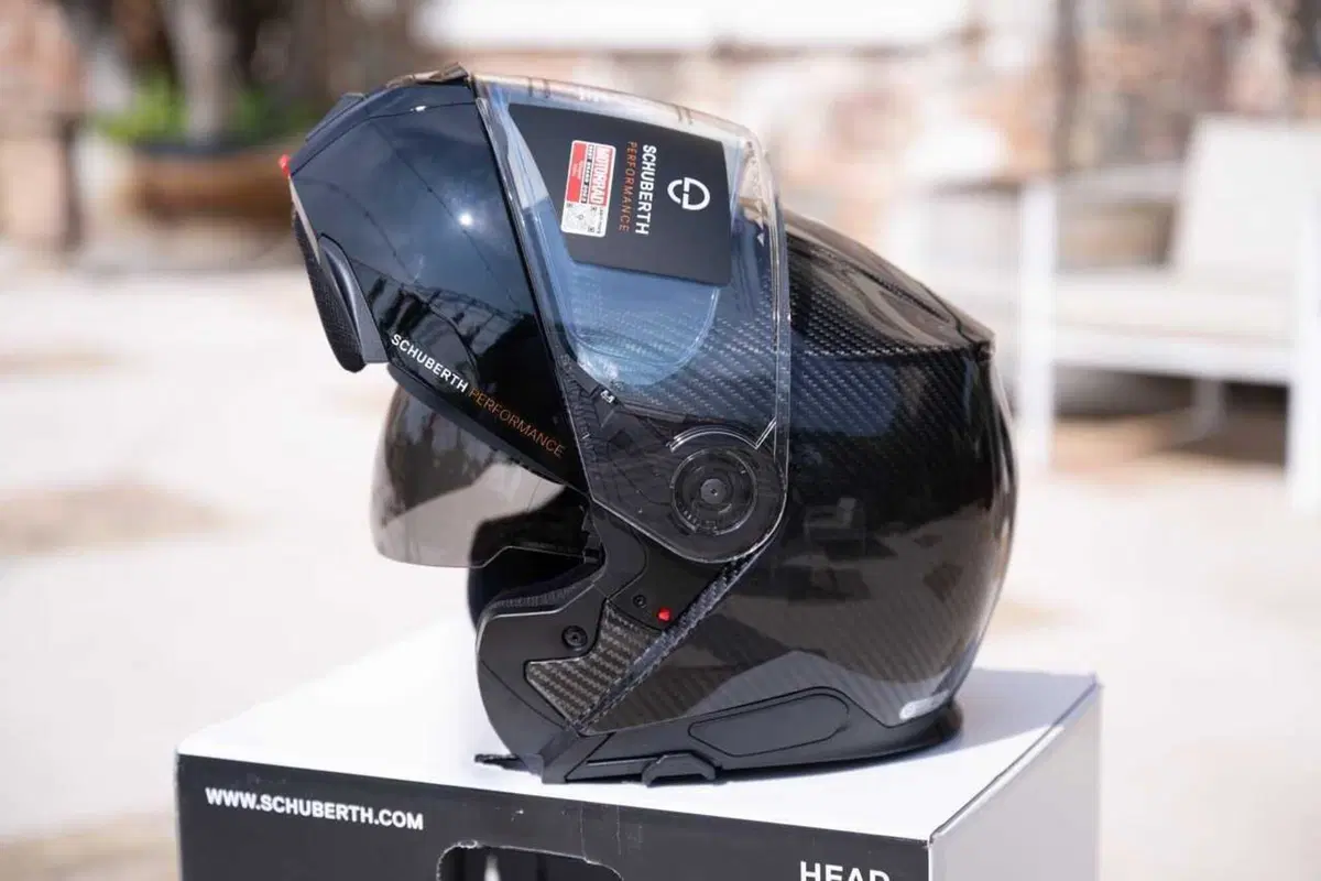 Come può un casco costare 1.500 euro? Vi sveliamo i segreti dello Schuberth C5 Carbon (6)