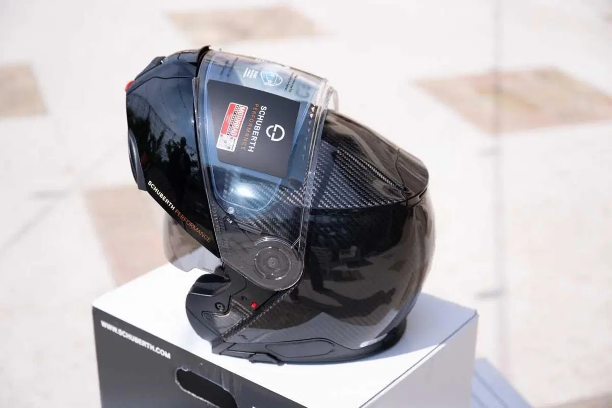 Come può un casco costare 1.500 euro? Vi sveliamo i segreti dello Schuberth C5 Carbon (9)